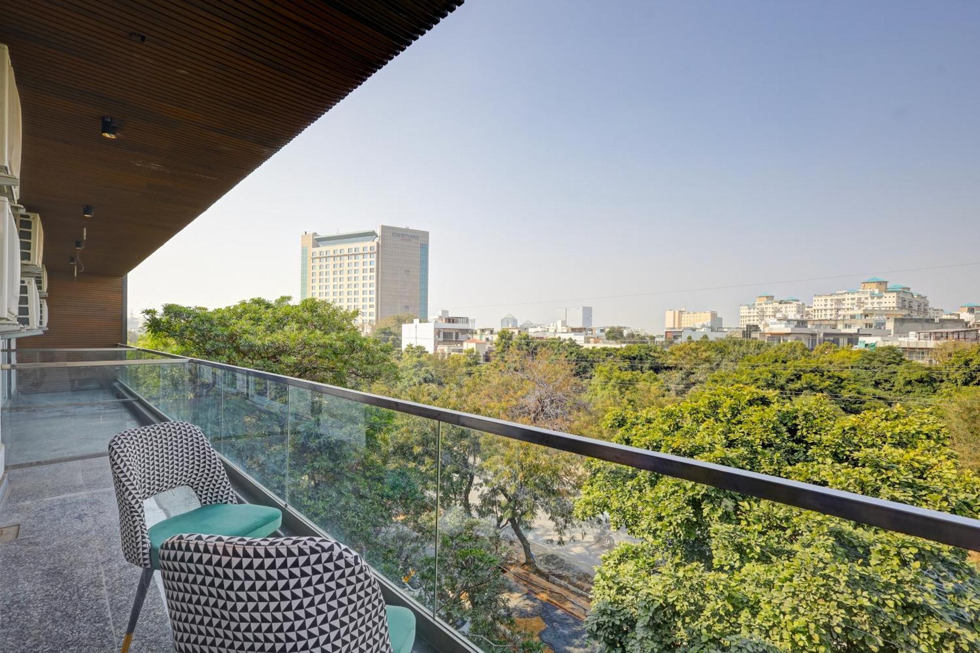 1Bhk Suites Opp Marriott - Huda City Centre Gurgaon Eksteriør bilde